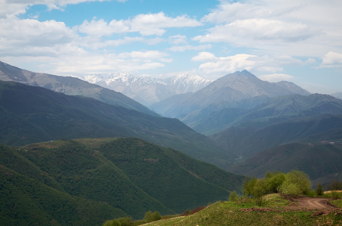 24 mountains. Горы Ведено. Ведучи горы. Чечня горнолыжный курорт Ведучи. Отель Эдельвейс Чечня Ведучи.